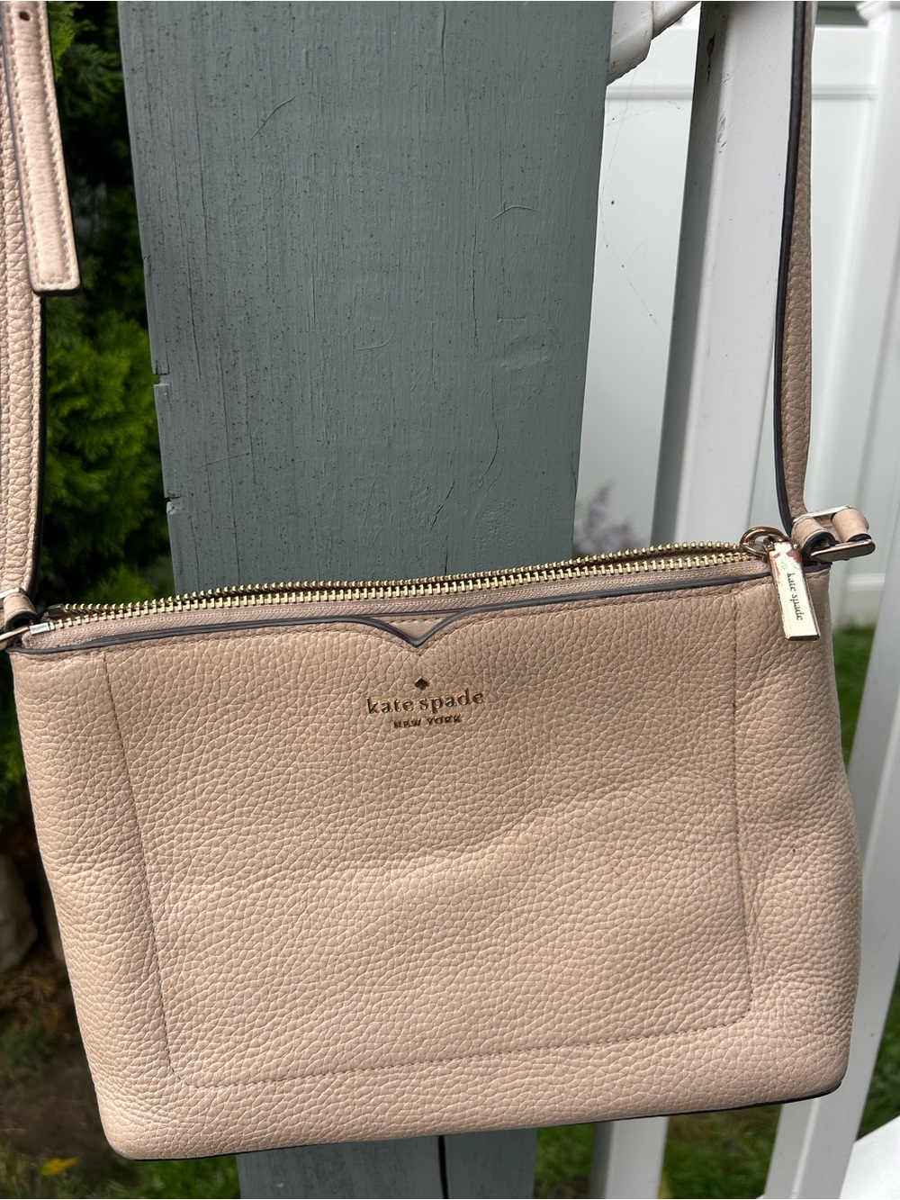 Preowned. Kate Spade Harlow Crossbody bag featuring a pebbled leather